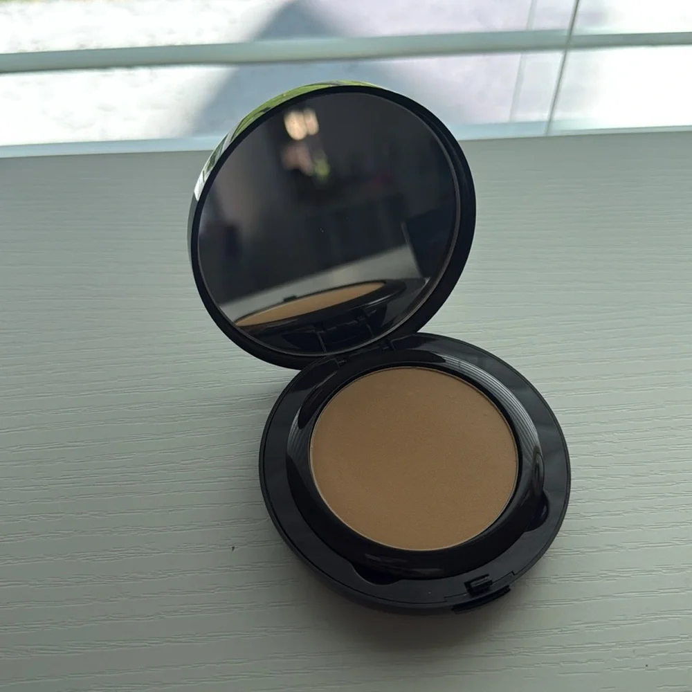 Laura Mercier Black Compact Foundation